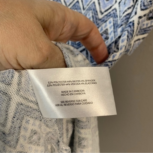 ORVIS NWOT white and blue diamond Aztec print with cap sleeve v-neck tee. Size L - Picture 9 of 10